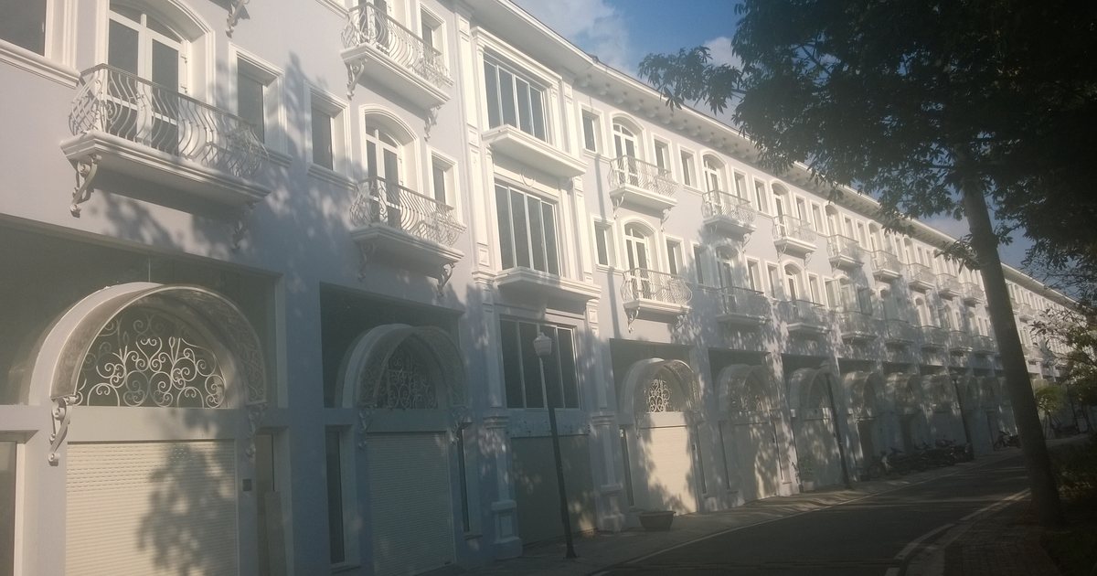 Современные жилые дома на улице во Вьетнаме