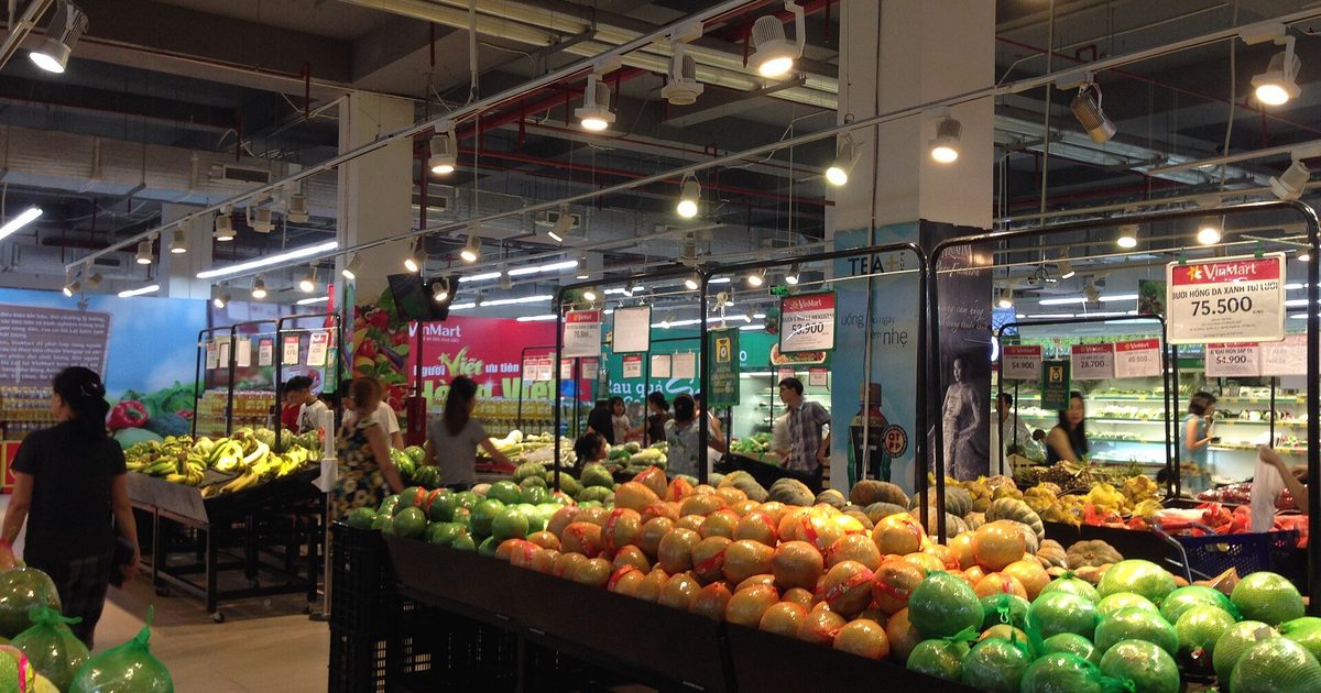 Фрукты и овощи в торговом зале супермаркета VinMart (сейчас WinMart) в Ханое