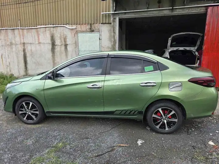 Toyota Vios зеленый 5 мест
