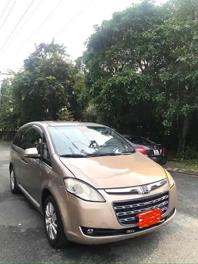 Luxgen M7 2011 Песочный