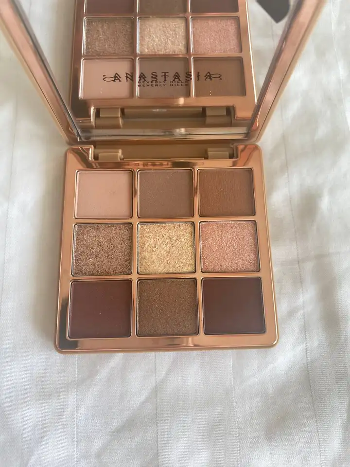 Сыворотка Nambuzin SPF 50, туалетная вода Benetton, гель Yves Rocher, косметика Nars, Dior, Anastasia