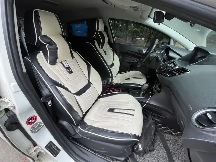 Ford Fiesta хэтчбек 2016 1.0 полная комплектация белый
