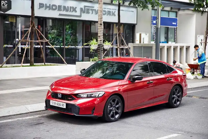 Honda Civic RS 2.0 eHEV 2025, гибрид, пробег 15 тыс. км