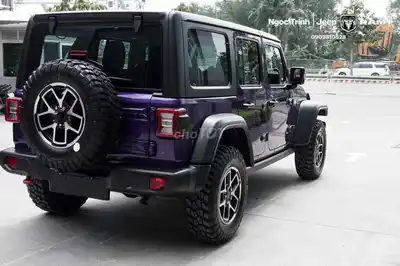 Фиолетовый внедорожник Jeep Wrangler Rubicon