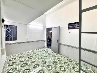 Просторная чистая комната с высоким антресольным этажом, рядом с Go Чыонг Тинь