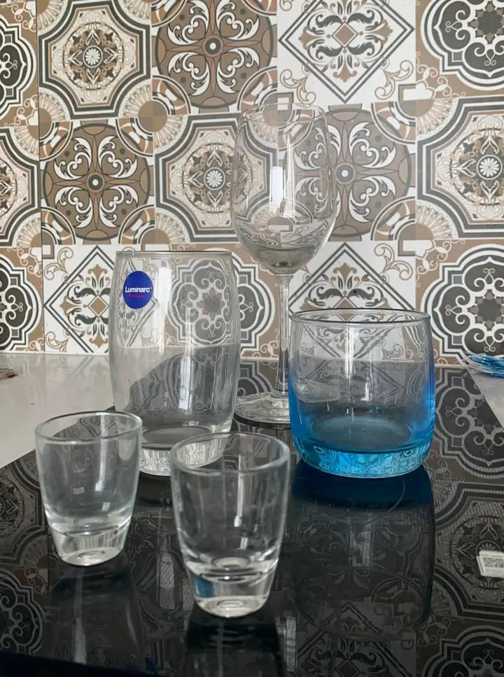 Бокал для вина, две стопочки, два стакана
