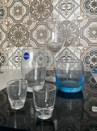 Бокал для вина, две стопочки, два стакана