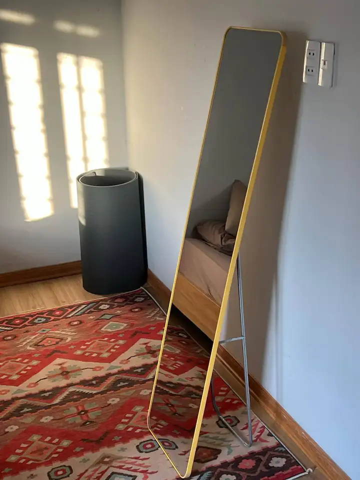 Компьютерный стол, стул, подставка для вазы, вазы, беговые кроссовки Hoka Bondi 8, спортивные очки Tifosi seek fc 2.0, стик блендер, foam roller, клавиатура, зеркало, ковер