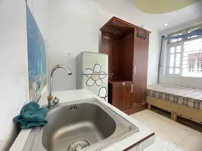Комната с окном и кухней