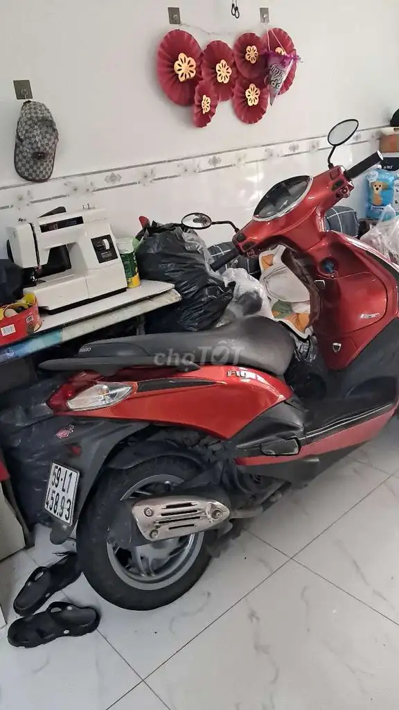 Piaggio Vespa красная