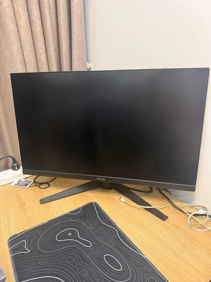 Компьютерный стул, монитор ASUS TUF Gaming, стол