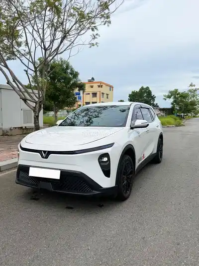 VinFast Limo 2026 белый 18 000 км, безлимитная зарядка