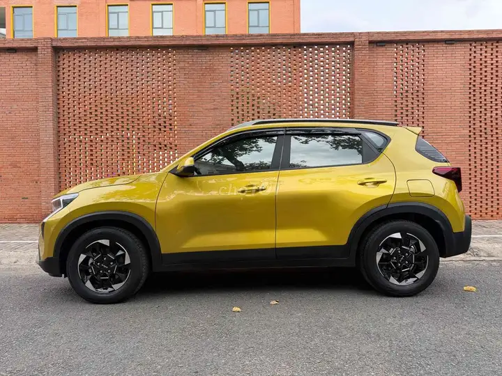 KIA Sonet 2025 1.5 Luxury Желтый 8000 км