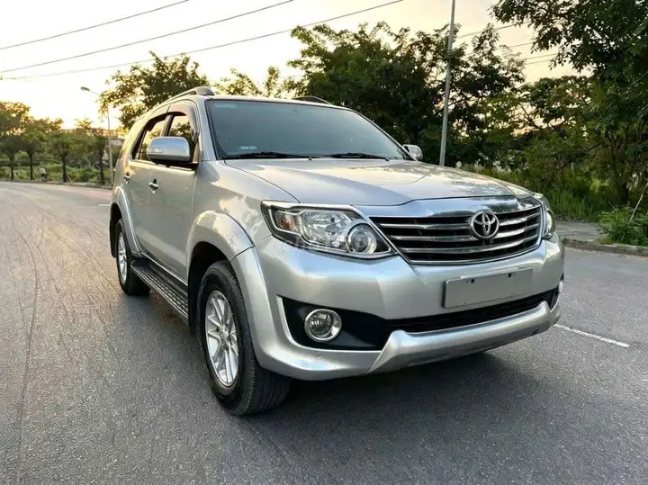 Toyota Fortuner AT 2013 Серебристый автомат