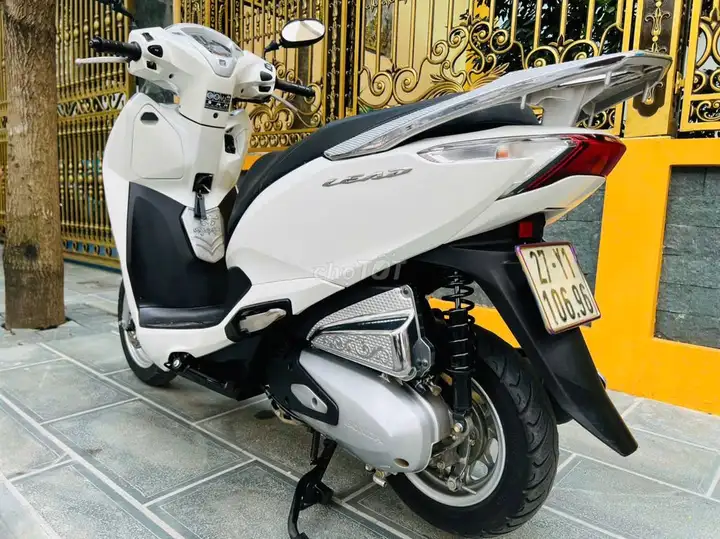 Honda Lead белый 2024 двигатель 125cc состояние нового один хозяин