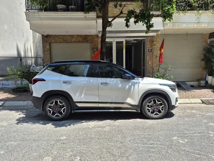 Kia Seltos 1.4 Premium 2020 белый с черной крышей