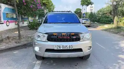 Toyota Fortuner 2012 механика дизель серебристый