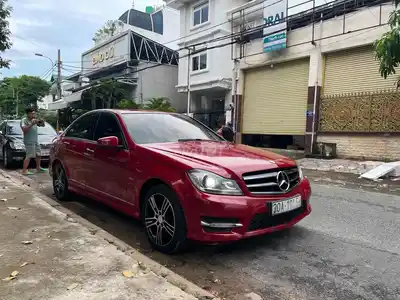 Mercedes-Benz C200, 5 мест, красный, автомат