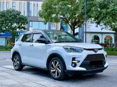 Toyota Raize 2022 CVT 1.0 Turbo белый