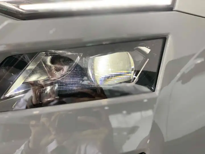 Skoda Karoq Sportline 2025, серый