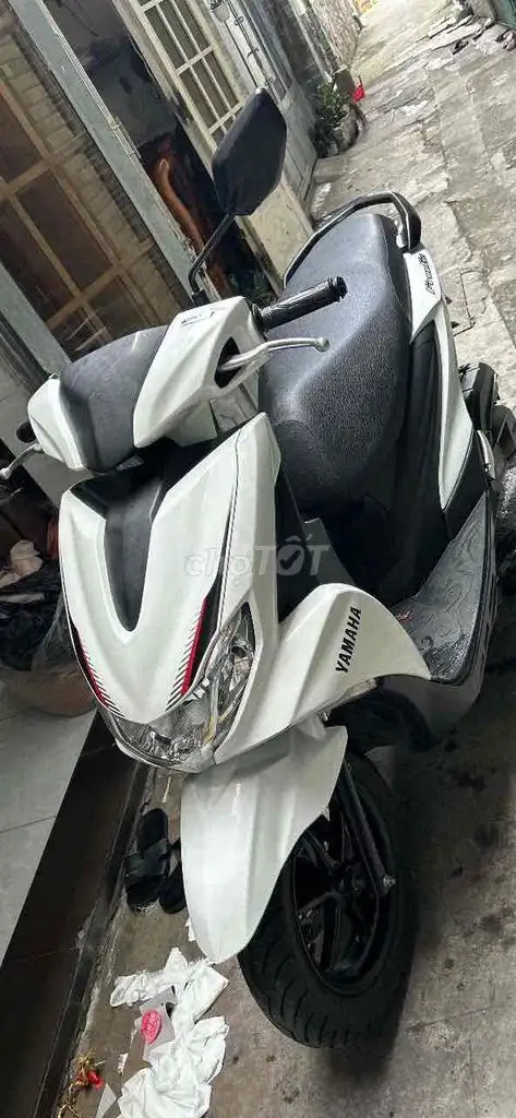 Скутер Yamaha белый