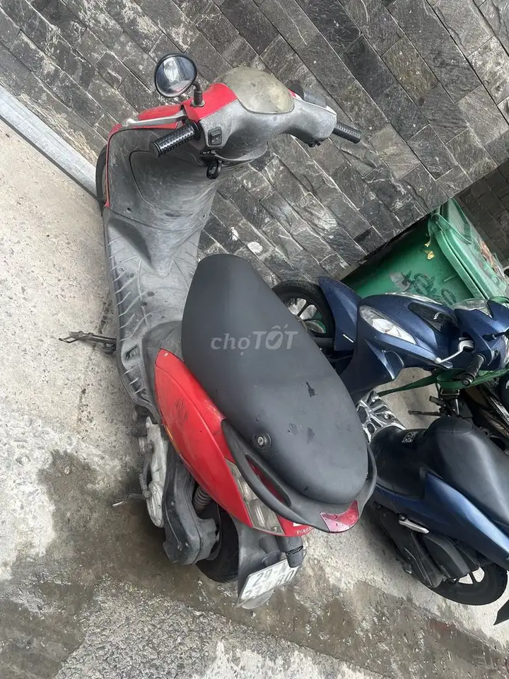 Женский красный скутер Piaggio Vespa