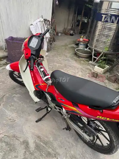 Suzuki RGV красно-белый