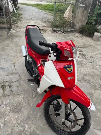 Suzuki RGV красно-белый