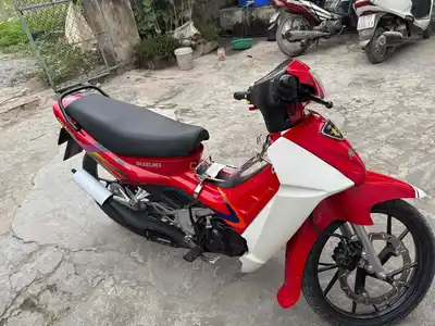 Suzuki RGV красно-белый