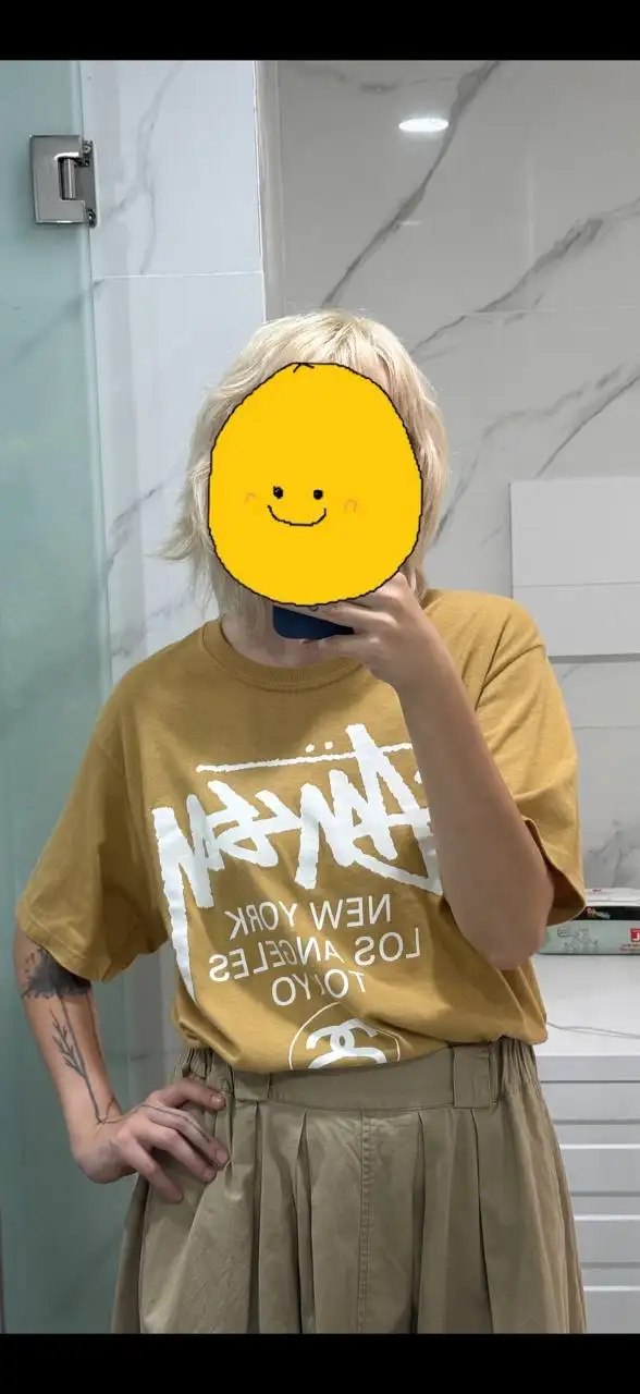 Синий дождевик, красный купальник, майки Vans и Stussy, купальник Calvin Klein, платье Zara, топ Beefree