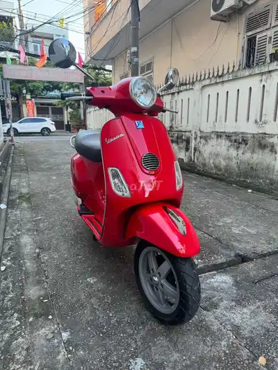 Красный скутер Piaggio Vespa LX ie 2012