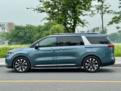 Kia Carnival Signature 2022 Серно-зеленый 7 мест