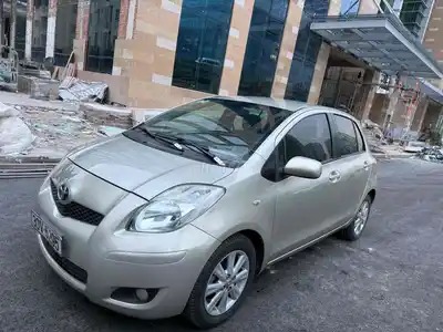 Toyota Yaris 2009, 100 тыс. км, серебристый