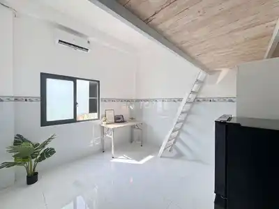 Сдается дуплекс со световым окном прямо на улице Зыонг Куанг Хам