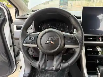 Mitsubishi Xpander Premium 2022 белый 7 мест