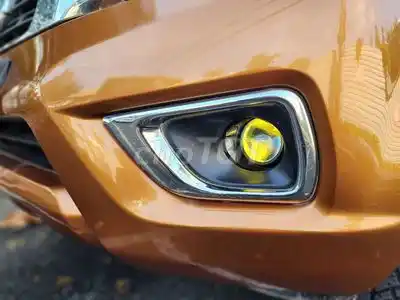 Nissan Navara 2016, задний привод, автомат, золотистый