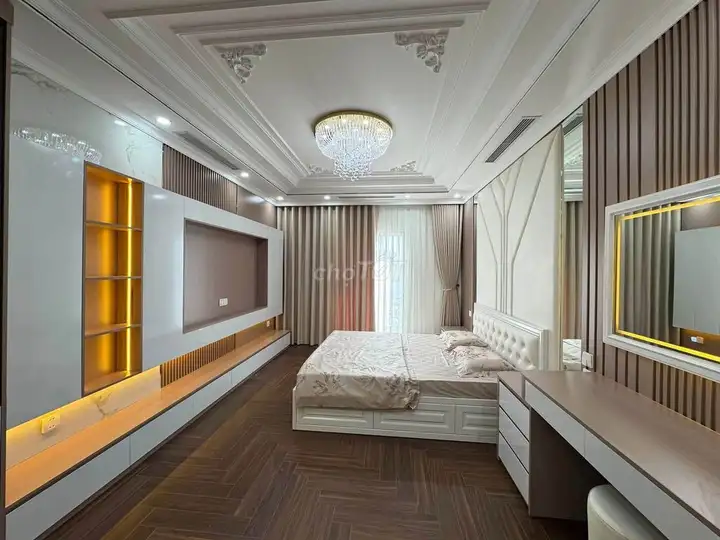 Bán nhà mặt phố Hồng Tiến 7 tầng, kinh doanh, gần Cầu Trần Hưng Đạo