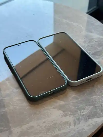 iPhone 12 64 ГБ, iPhone 13 128 ГБ