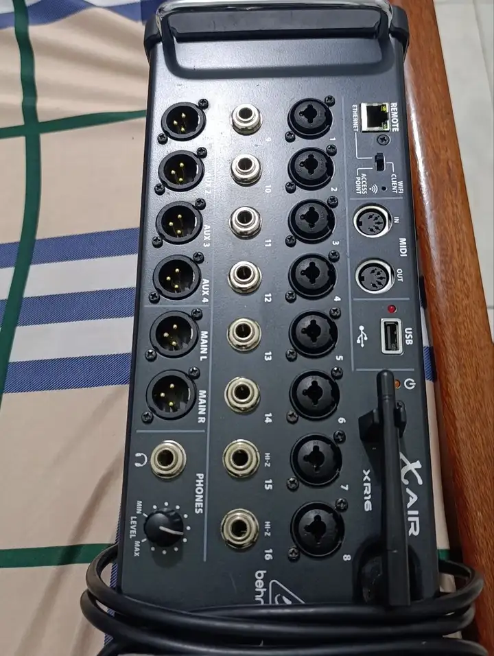 Аудиомикшер Behringer