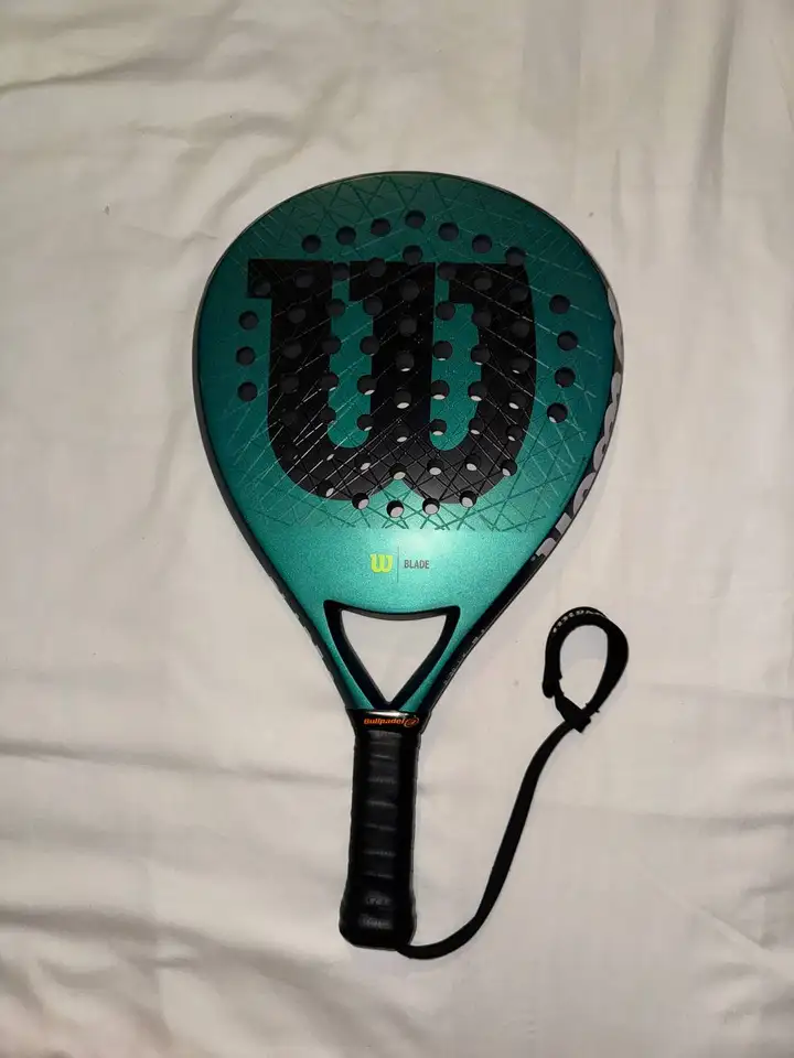 Теннисные ракетки Yonex Ezone 100 G4 и Wilson Blade V3 Pro