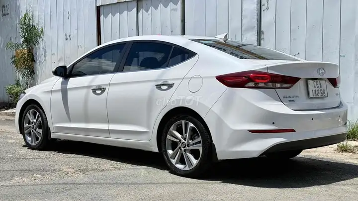 Hyundai Elantra 2.0 GLS Sport 2018 Белый 68000 км
