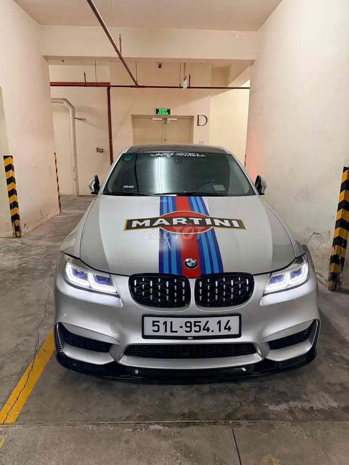 BMW 320i Серебристый 98.612 km