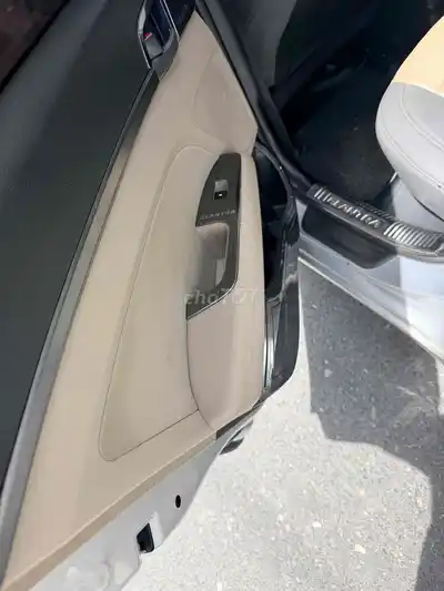 Hyundai Elantra автомат, серебристый, 5 мест