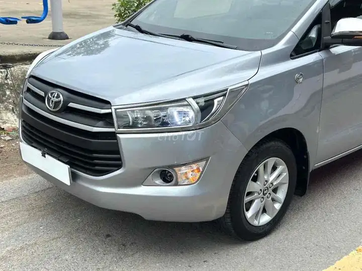 Toyota Innova E 2018, серебристый, 7 мест, 90 000 км