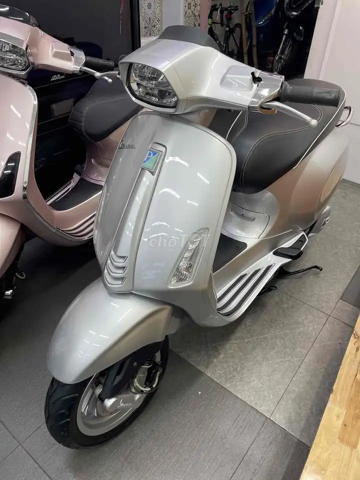 Piaggio Vespa Sprint IGET ABS Сребристый