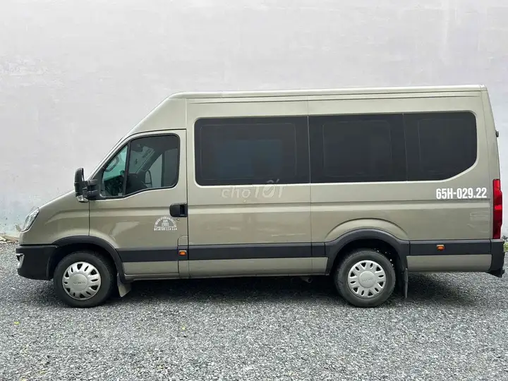 Продажа 2 автобусов Iveco Daily, 16 мест, золотистый песок