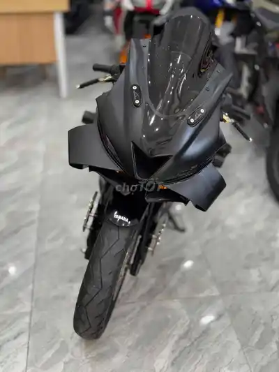 Yamaha R15 V3 черный со множеством тюнинга