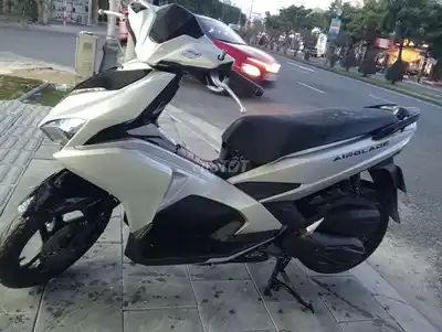 Скутер Honda Air Blade серебристого цвета