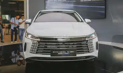 Гибридный седан BYD SEAL 5 DM-i, белый