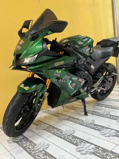 Yamaha R15 зелёная, механическая коробка передач
